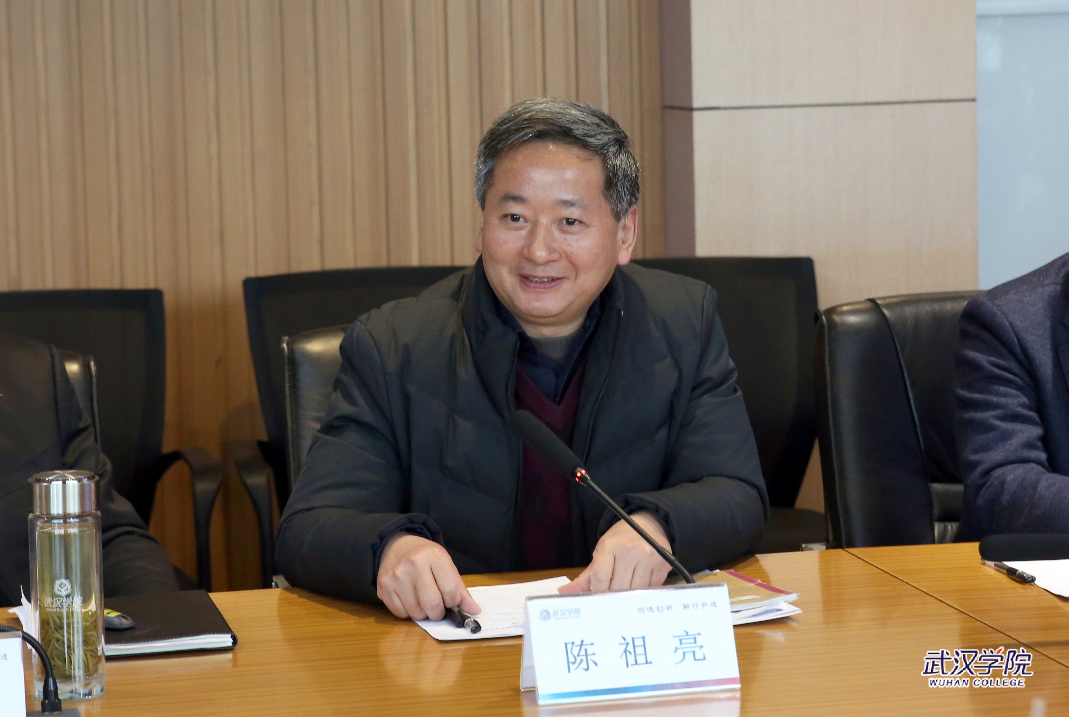校党委书记陈祖亮画迎来宾