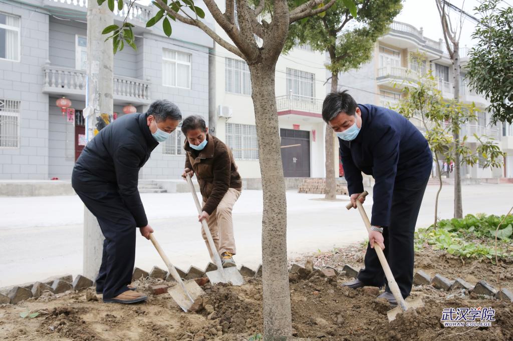 武汉学院党委书记陈祖亮(左一,岳口镇党委书记欧阳宏卫(右一)种植