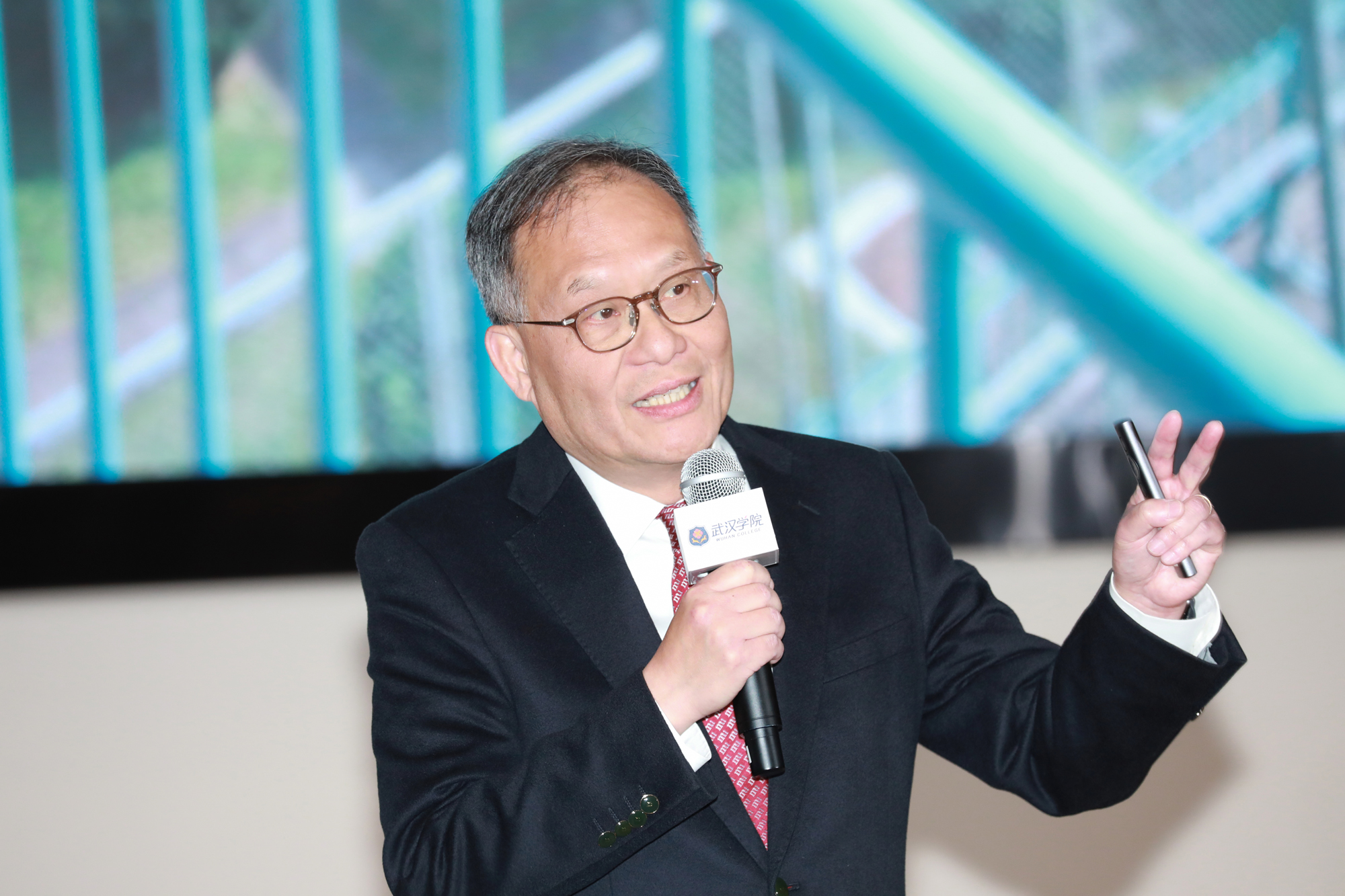 武汉学院颁发百万元“陈一丹奖教奖学金” 陈一丹携腾讯机器人“小五”首度亮相-武汉学院