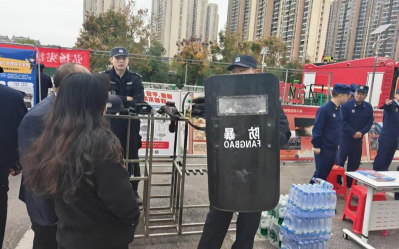 警务装备互动体验区。